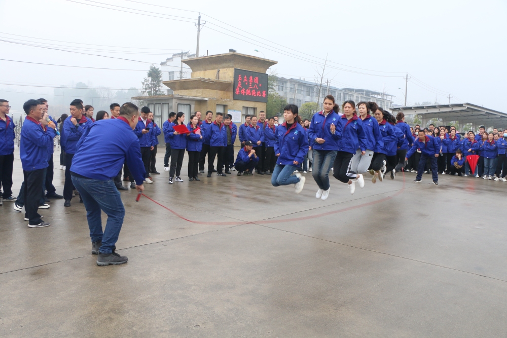 齊心協(xié)力“跳” “繩”彩亦飛揚(yáng)