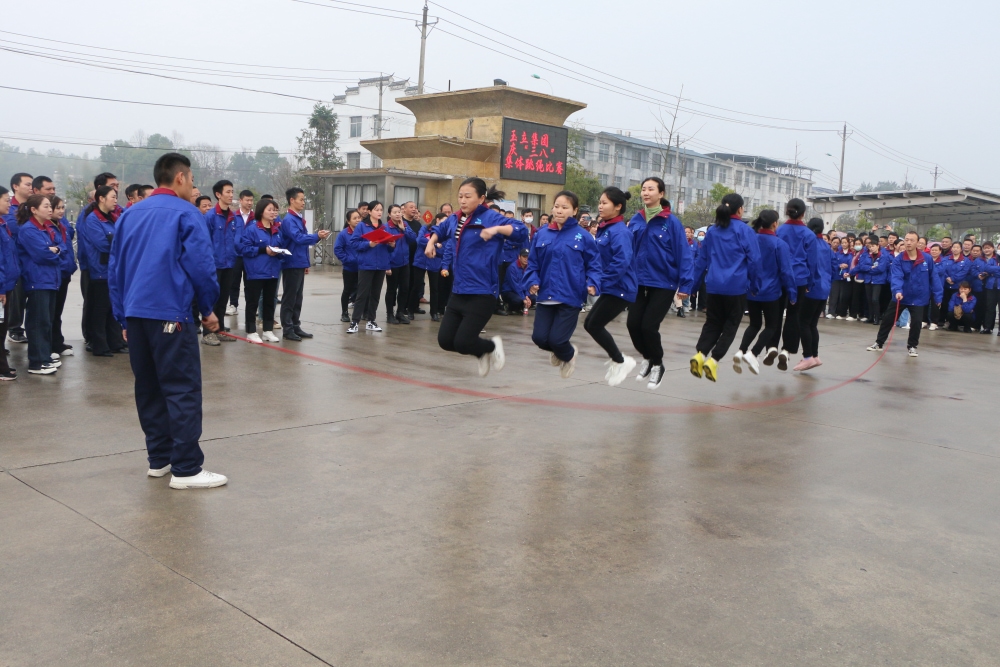 齊心協(xié)力“跳” “繩”彩亦飛揚(yáng)